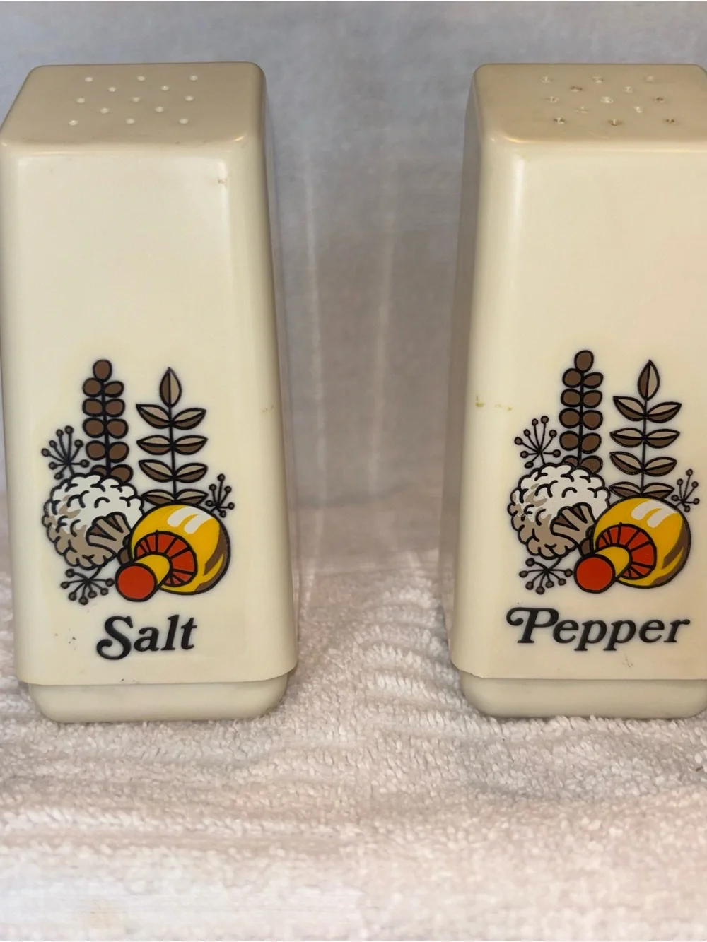 Vintage Rubbermaid Salt & Pepper Shakers Retro 1970s